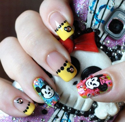 Micky-And-Minnie-Disney-Nail-Art-Copy
