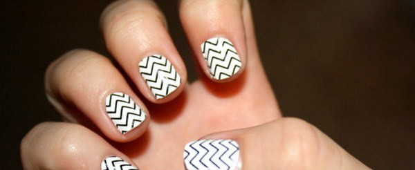 white-and-black-zigzag-lines-nail-art-540x318-Copy