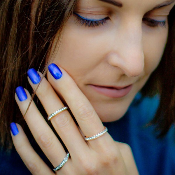 Electric-blue-nails-and-matching-eyeliner-Maria-Vlezko-for-SoNailicious (Copy)