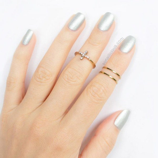 Silver-nails-and-delicate-gold-rings (Copy)