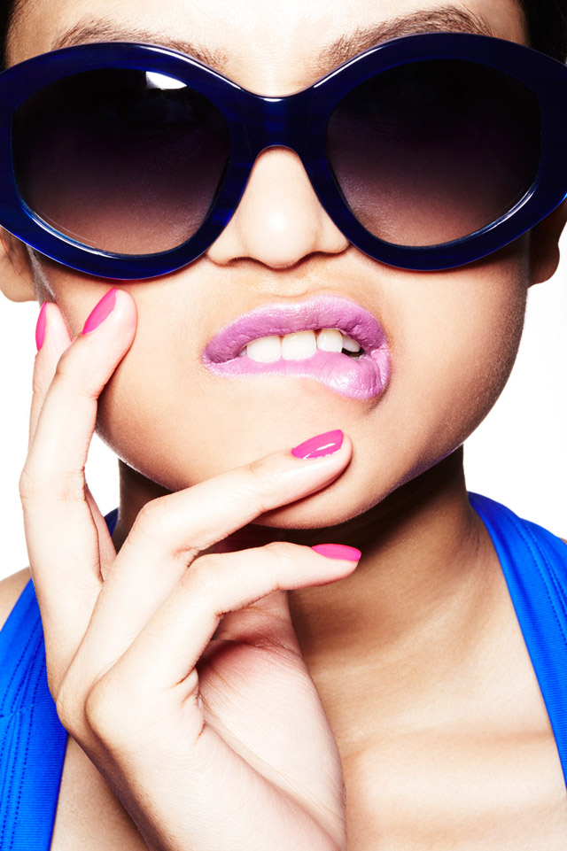 blue-sunglasses-pink-nails-4