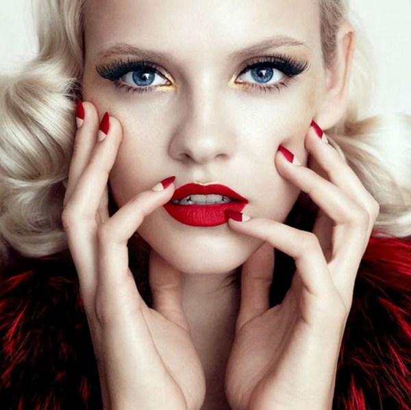 red-moon-nails-and-matte-lips (Copy)