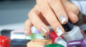 Hướng Dẫn Vẽ Nail: Mẫu Nail Hoa Nhẹ Nhàng Cho Ngày Hè