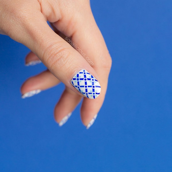 positano-summer-nails-blue-and-white-nails