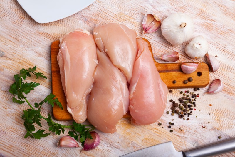 Thịt gà giàu protein dưỡng móng tay hiệu quả.