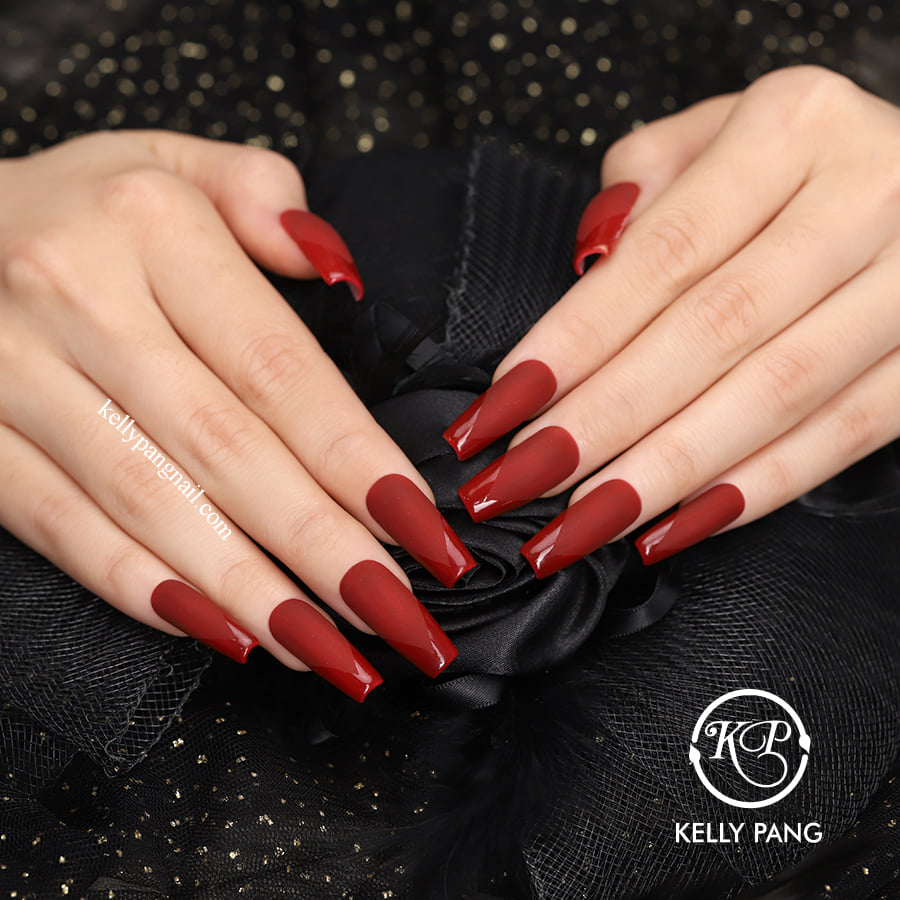Mẫu nail màu đỏ huyền bí đơn giản được yêu thích nhiều.