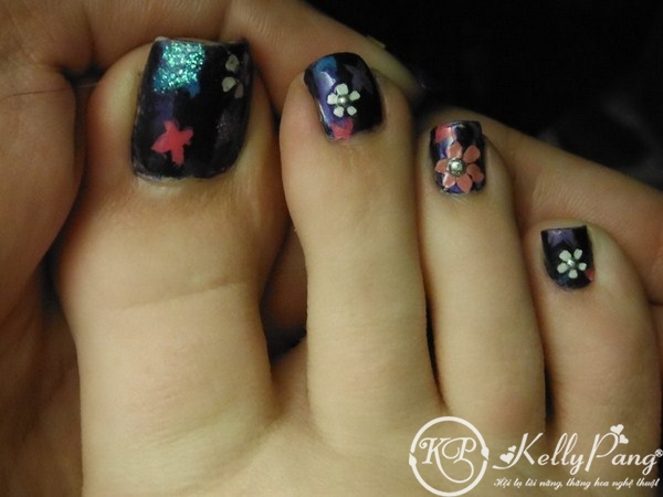 Wonderful-Black-Flowers-Toe-Nails-Designs (Copy)