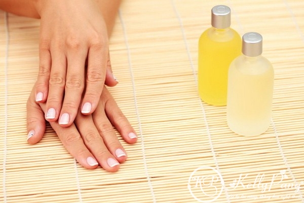 embedded_Oils_To_Treat_Brittle_Nails (Copy)